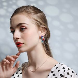 Boucles d'oreilles tendance en alliage de zinc de style européen et américain, élégantes, avec cristaux et diamants, fleurs symétriques, clous d'oreilles papillon, ailes d'animaux, scintillantes - Product Image 3