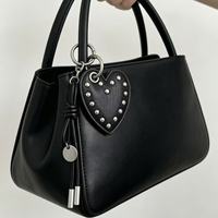 Porte-clés en PU en forme de cœur, style rétro européen et américain, avec rivets, breloque de téléphone et pendentif de sac, au design original et tendance