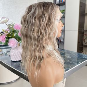 Perruque synthétique ondulée courte 13x6 avec raie au milieu, couleur brun clair avec mèches blondes, à prix abordable - Product Image 3