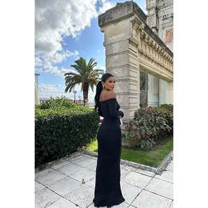 Robe de soirée longue chic vintage ornée de roses noires avec sequins, taille empire, tailles XS-XL, idéale pour les anniversaires - Product Image 1