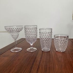 Verre à vin rouge en acrylique incassable et réutilisable, personnalisable avec logo, motif gaufré vintage unique et coloré, idéal pour les mariages et les fêtes - Product Image 2