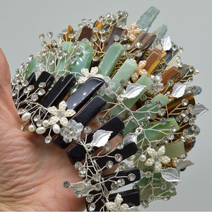 Fascia per Capelli Artigianale con Corona in Quarzo Rosa Naturale e Chiusura con Strass a Fiore, Accessorio per Capelli da Festa, Regalo di Compleanno per Donne - Product Image 2