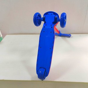 Patinete infantil de tres ruedas con altura ajustable y luces para niños de 3 a 6 años - Product Image 4