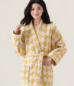 Bán Buôn Giá Tốt Nhất Mềm Dày Sang Trọng Sợi Nhỏ Lông Cừu Áo Choàng Tắm Unisex Áo Choàng Tắm Cho Phụ Nữ Đồ Ngủ Người Đàn Ông Với Biểu Tượng Tùy Chỉnh - Product Image 2