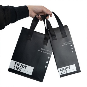 Bolsa de Compras Reutilizable de Polipropileno No Tejido con Diseño de Café Serigrafiado y Asa Negra Larga - Product Image 1