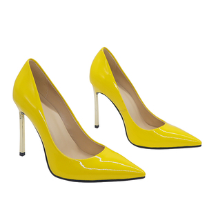 Zapatos amarillos de tacón alto y punta fina en piel metal . PURA LOPEZ