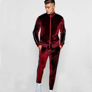 Ensemble survêtement personnalisé pour homme en velours, toucher moelleux, motif uni, sweat-shirt et pantalon de jogging avec impression personnalisée pour le printemps - Product Image 1