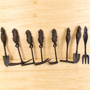 Ensemble d'outils de <span class=keywords><strong>terrassement</strong></span> en fonte pour jardin <span class=keywords><strong>avec</strong></span> manche rétro en forme de hippocampe, <span class=keywords><strong>pelle</strong></span> à fleurs et râteau pour l'aménagement paysager de cour, la décoration de jardin et l'artisanat - Product Image 2