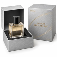 Boîte à parfum verticale en papier texturé argenté 10x10x14cm avec insert en mousse surélevé, fermeture magnétique et pelliculage brillant |