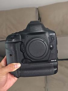Appareil photo reflex numérique professionnel d'occasion Ca-non EO-S-1D X Mark III (boîtier uniquement), poignée verticale intégrée, prise de vue en rafale haute vitesse - Product Image 1