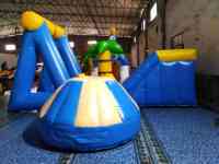 Toboggan aquatique gonflable commercial avec tunnel combiné pour enfants, idéal pour les fêtes d'été et la location en parc d'attractions