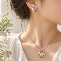 Nouvel ensemble de bijoux 2026 pour femme : collier et boucles d'oreilles en résine avec fleurs d'alyssum séchées naturelles, en acier inoxydable doré