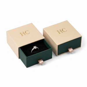 กล่องใส่แหวนแฟชั่นสุดหรู กล่องของขวัญเครื่องประดับแบบกำหนดเอง กล่องลิ้นชักแข็งพร้อมแผ่นรองพับได้ ปั๊มโลโก้แบบนูนต่ำตามสั่ง บรรจุภัณฑ์เครื่องประดับแบบ OEM - Product Image 5