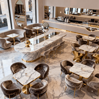 Design de café moderne et confortable avec éléments graphiques en métal sur mesure, éclairage chaleureux, sièges lounge confortables