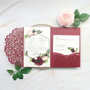 Carta d'invito RSVP per matrimonio in carta bordeaux iridescente con busta e adesivo sigillante