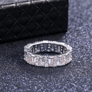 Anello in Ottone con Pietra Irregolare per Donne, Design Classico Scintillante con Incastonature, Regalo per Fidanzamento e Feste, Gioiello alla Moda - Product Image 3