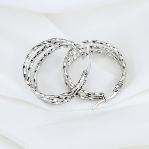 Pendientes de Aro Triple de Acero Inoxidable Chapados en Oro de 18K y Plata con Alambre Trenzado |   Aros Geométricos Ligeros con Cierre de Clip para Mujer - Product Image 4