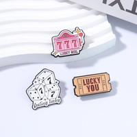 Broche en émail vintage motif dessin animé numéro porte-bonheur 777, dés et billet 777, design 'Lucky Girl', badge de revers pour vêtements, bijoux de mode, cadeaux