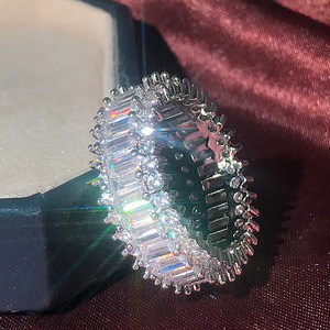 Anello con Cristalli Pavé a Cerchio Completo per Donne, Tono Oro, Accessorio per Uso Quotidiano e Feste - Product Image 2