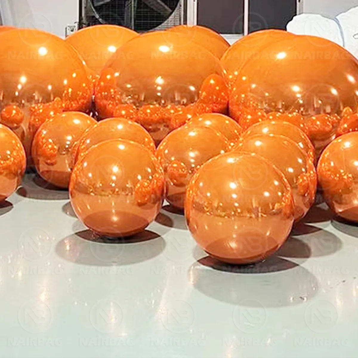 Asılı dev noel topları ayna balon şişme süsler düğün etkinlikleri için mühürlü büyük parlak top arka planında dekorasyon