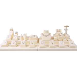 Ensemble de présentoirs à bijoux en crème avec supports pour colliers, bagues et boucles d'oreilles pour présentation en vitrine - Product Image 1
