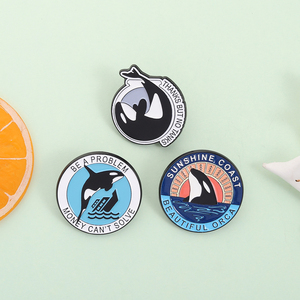 Broches en émail de baleine tueuse de dessin animé, design animal de la côte ensoleillée, broche de revers, vente en gros - Product Image 2