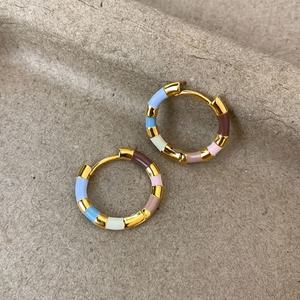 Pendientes de Aro Pequeños Geométricos de Latón Dorado de Alta Gama para Mujer, Otoño Invierno, Elegantes, Clásicos, Vintage, Coloridos, con Esmalte Artístico - Product Image 6