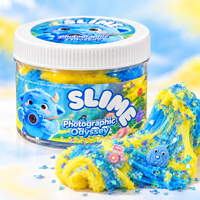 Slime bicolore personnalisé OEM ODM en pot de 200 ml avec des flocons décoratifs et des breloques thématiques pour la vente au détail et les coffrets cadeaux