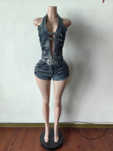 Completo Estivo in Denim Elasticizzato Due Pezzi con Top Halter in Jeans e Pantaloncini in Denim - Product Image 5