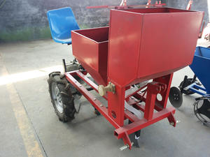 Planteuse de pommes de terre tractée par un tracteur, adaptée aux tracteurs de moyenne puissance, pour <span class=keywords><strong>le</strong></span> creusement de fossés, <span class=keywords><strong>le</strong></span> semis et la fertilisation des cultures tubulaires comme les pommes de terre. - Product Image 5