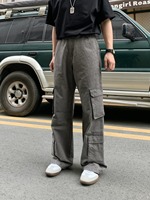Pantalon cargo en jean gris foncé taille haute coupe droite ample pour homme, style décontracté multi-poches, idéal pour le quotidien