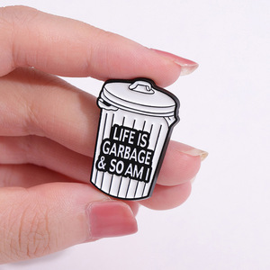 Al por mayor: Pines de metal esmaltados con diseño de dibujos animados, bonitos, con motivos de basura blanca, insignias de recuerdo y broches de bote de basura para ropa y mochilas - Product Image 4