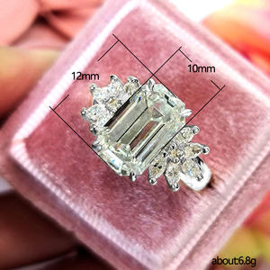 Anello di Fidanzamento F796 in Oro Bianco con Diamante Taglio Smeraldo Colore D Naturale per Donna - Product Image 5