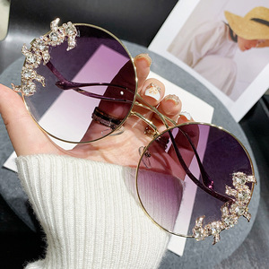 Lunettes de soleil rondes de luxe pour femmes avec logo personnalisé 2026, monture large, verres dégradés, branches métalliques ornées de diamants, protection UV400 - Product Image 5