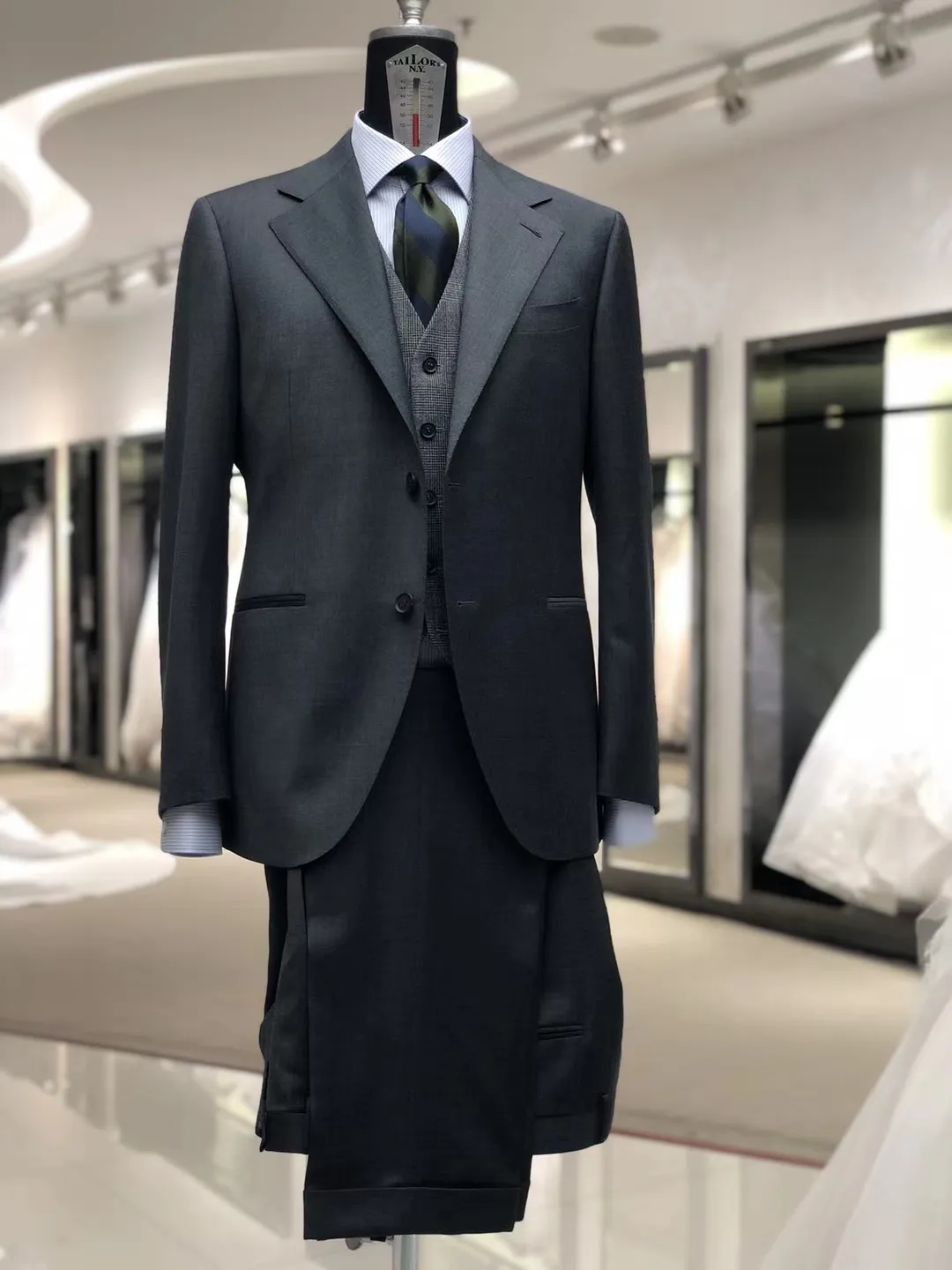 Bospoke schönes Design Hochzeitskleid Herren anzüge 3-teilig für Herren 74,8 % Polyester Ein-Button schwarze Tuxedos