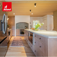 Armoires de cuisine personnalisées Alland de style transitionnel avec finition en placage de bois, style Shaker fin, chêne blanc, avec cadre en aluminium et porte en verre