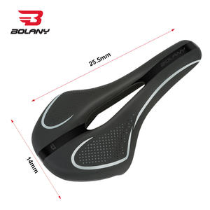 Selle de vélo Bolany noire en silicone pour VTT avec design ajouré ventilé pour une conduite confortable - Product Image 2