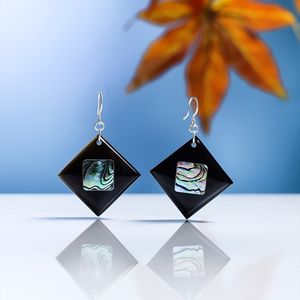 Boucles d'oreilles pendantes en corne de buffle polie à la main par Minh Giang Craft, cadeau d'anniversaire unique et durable pour elle, design organique exquis - Product Image 1