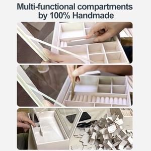 קופסת תכשיטים מרובעת גדולה בצבע כחול יוקרתי, בעיצוב מלבני, ניידת עם ידית עור, מנעול מתכת מוזהב, מכסה לשעונים, דמוי עור תנין. - Product Image 6