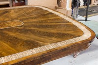 Ensemble de table à manger ronde en bois massif couleur noyer classique avec 4 chaises rembourrées
