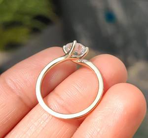 แหวนหมั้นเพชรเพาะเลี้ยง 1 กะรัต สำหรับผู้หญิง ทองคำแท้ 14k ปราศจากนิกเกิลและสารตะกั่ว ระดับความสะอาด VVS สี E F หรูหราอย่างยั่งยืน ขายส่ง - Product Image 4