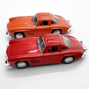 Modèle de voiture vintage en alliage avec fonction de recul et portes ouvrantes - Product Image 6