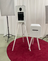 Photomaton vintage en chêne avec écran tactile pour événements et célébrations