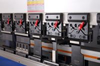 Cintreuse CNC hydraulique synchronisée en stock 2500 mm entièrement automatique pour tôles d'aluminium et d'acier inoxydable, prête à être expédiée