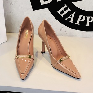 Chaussures sexy 2025, nouvelles boucles métalliques, bout pointu, talons en cuir verni pour femmes - Product Image 1