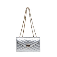 Sac à bandoulière matelassé de luxe pour femme, sac à main enveloppe à motif chevron avec fermoir doré en cuir PU