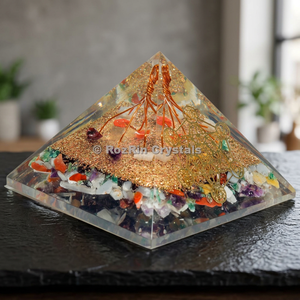 Sculpture pyramide en pierres précieuses RozRin avec pierres de chakra sculptées et gravure en fil de cuivre pour la décoration de la maison - Product Image 2