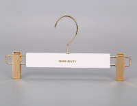 Logo personnalisé de couleur blanche de luxe bikini cintres pour l'affichage