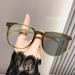 Gafas Fotocromáticas Redondas Ultraligeras 2025 con Logotipo Personalizado, Anti Luz Azul, Monturas de Gafas que Cambian de Color para Mujer - Product Image 1