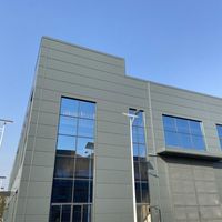 Entrepôt d'atelier à structure métallique dédié à la logistique avec un design à allées larges pour une circulation fluide des marchandises